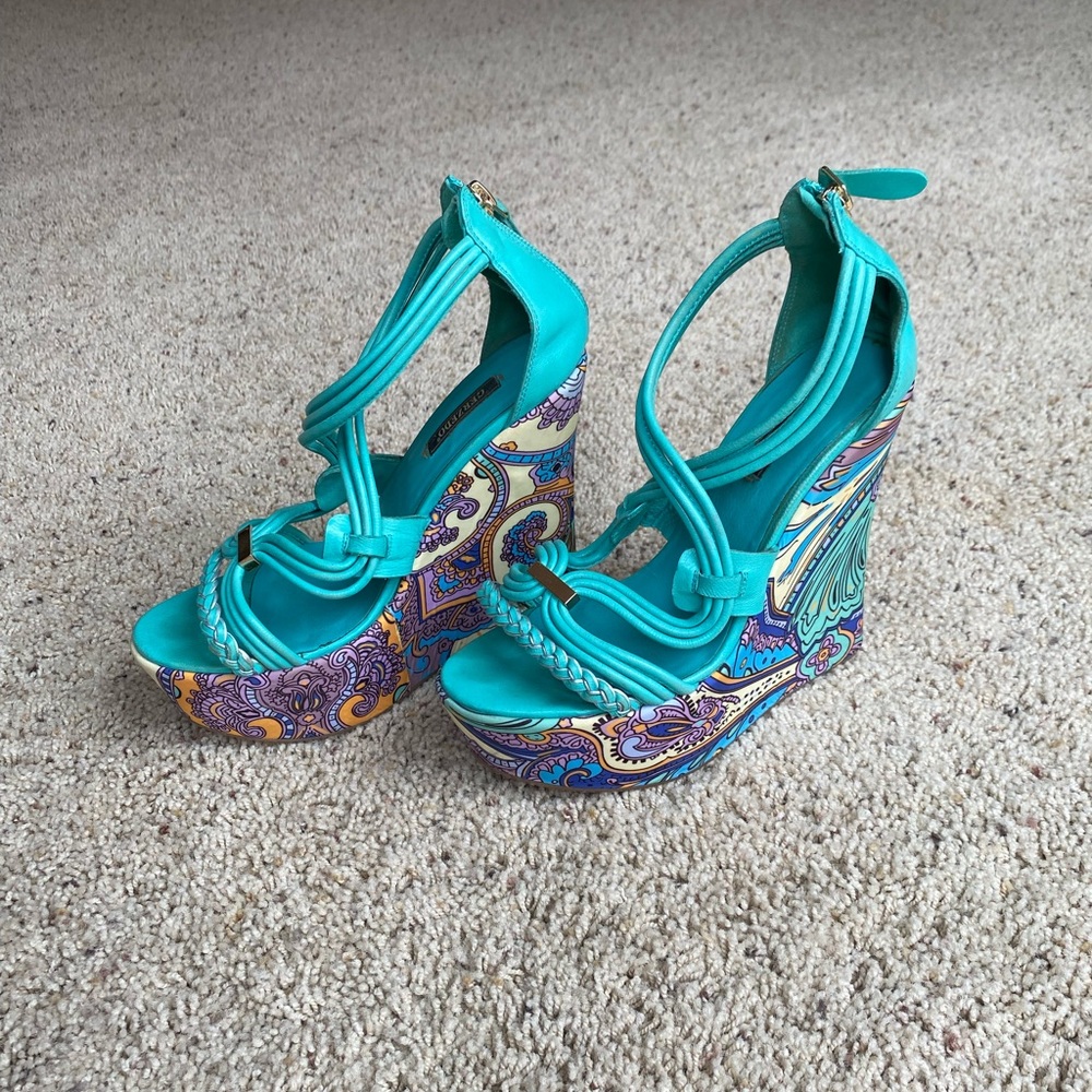 Criss cross wedge platform sandals with prints 🥰